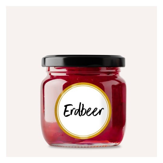 Das Bild zeigt ein Glas Erdbeermarmelade mit einem schwarzen Deckel und einem Etikett, auf dem 'Erdbeer' steht, was das deutsche Wort für Erdbeere ist.