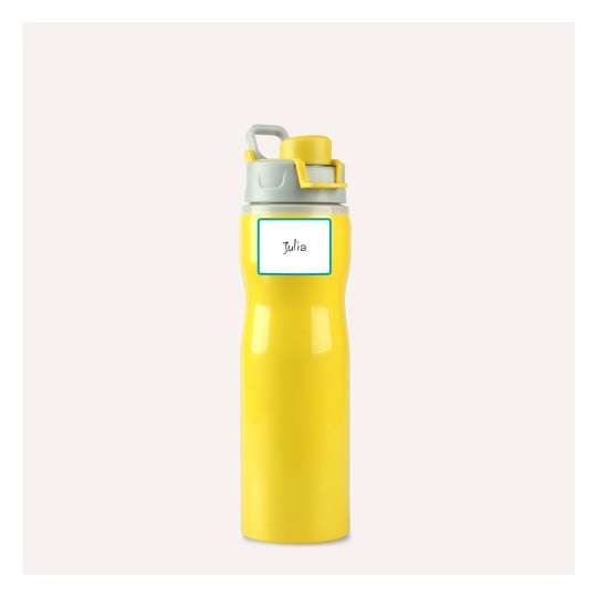 Das Bild zeigt eine leuchtend gelbe Wasserflasche mit einem grauen Deckel und einem Etikett, auf dem 'Julia' steht. Die Flasche hat ein elegantes Design und scheint aus einem langlebigen Material gefertigt zu sein.