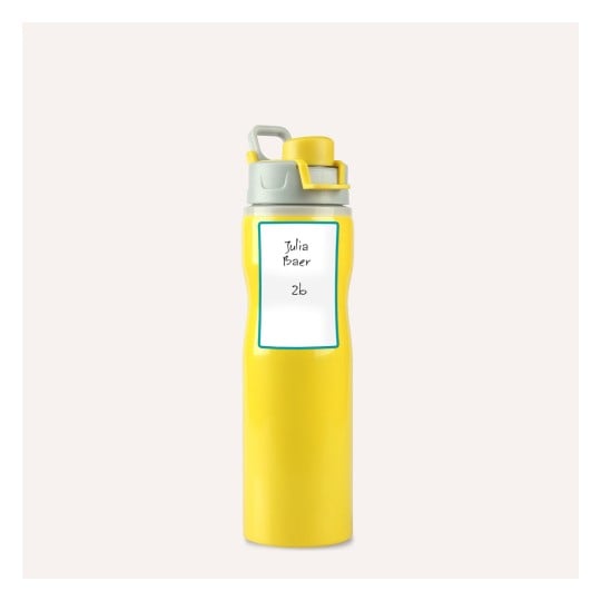 Eine gelbe Wasserflasche mit einem Etikett, auf dem der Name 'Julia Baer' und die Nummer '2b' steht.