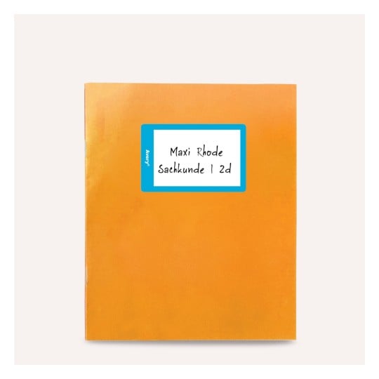 Das Bild zeigt ein oranges Notizbuch mit einem Etikett, auf dem 'Maxi Rhode Sachkunde 1 2d' steht.