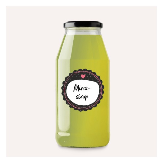 Eine Glasflasche mit einer grünen Flüssigkeit, die mit 'Minz-Sirup' beschriftet ist.
