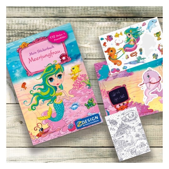 Das Bild zeigt ein farbenfrohes Stickerbuch mit dem Titel 'Mein Stickerbuch Meerjungfrau', das eine Meerjungfrau und verschiedene Meerestiere darstellt, zusammen mit Stickerbögen und einem Malbuch. Das Design ist lebendig und richtet sich an Kinder.