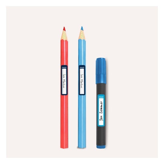 Das Bild zeigt drei Schreibgeräte: einen roten Buntstift, einen blauen Buntstift und einen blauen Marker, jeweils mit Etiketten versehen.