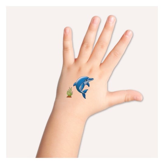 Eine Kinderhand mit einem Delfin und Algen auf der Handfläche gezeichnet.