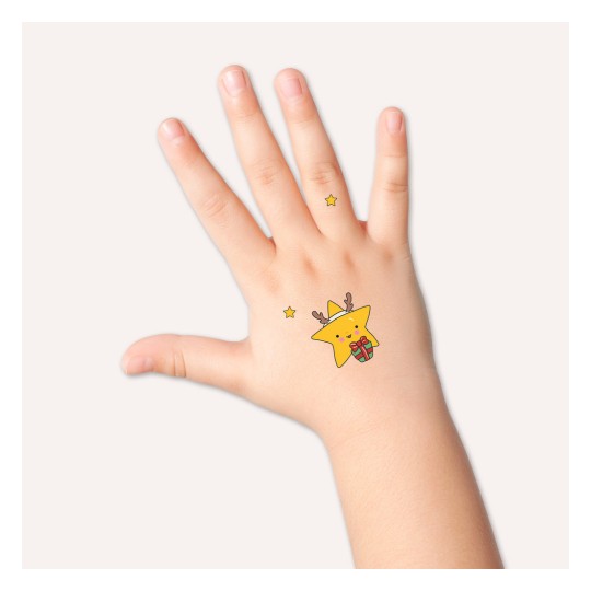 Das Bild zeigt die Hand eines Kindes mit bunten, niedlichen Aufklebern. Auf der Handfläche ist ein Sterncharakter mit einem Geschenk und Geweih prominent abgebildet, umgeben von kleinen Sternen.