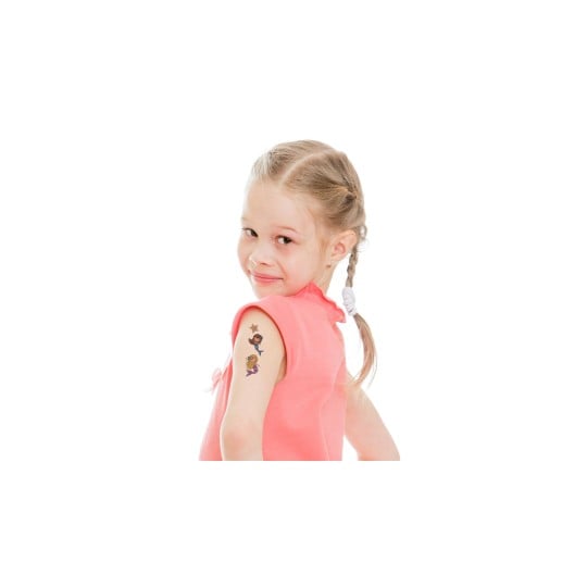 Ein junges Mädchen mit geflochtenem Haar trägt ein pinkes Shirt. Sie schaut zurück und lächelt, wobei sie temporäre Tattoos auf ihrem Arm zur Schau stellt, die bunte Figuren zeigen.
