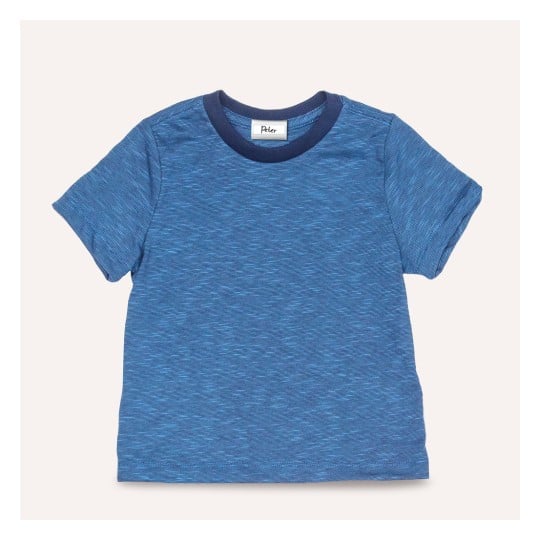 Das Bild zeigt ein kurzärmeliges blaues T-Shirt mit einem strukturierten Muster und einem kontrastierenden marineblauen Kragen. Es wird ohne Modell oder Hintergrund gezeigt, um das Design des Shirts zu betonen.