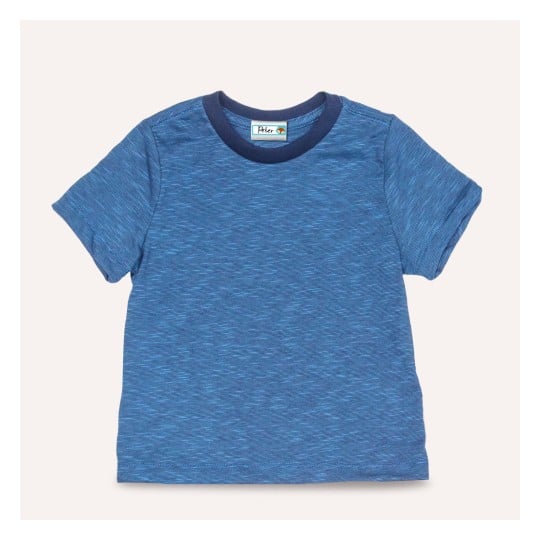Das Bild zeigt ein blaues T-Shirt mit kurzen Ärmeln, einem strukturierten Design und einem marineblauen Kragen.