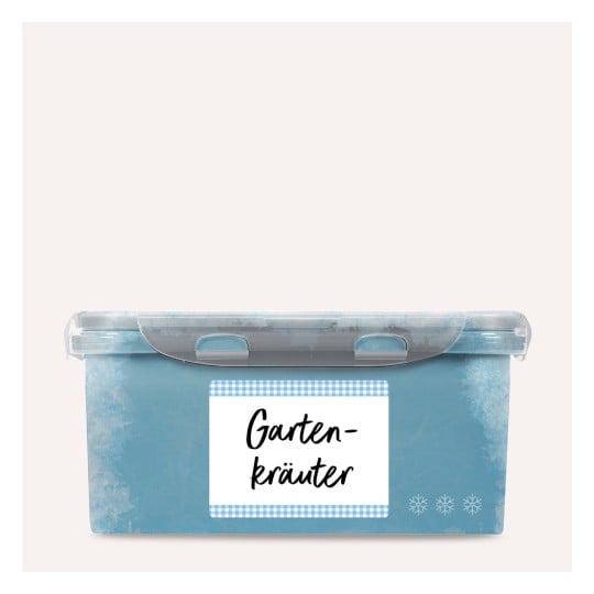 Das Bild zeigt eine hellblaue Aufbewahrungsbox mit der Aufschrift 'Gartenkräuter'. Die Box hat einen transparenten Deckel und zeigt ein dekoratives Design mit blau-weiß karierten Mustern.