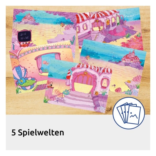 Das Bild zeigt mehrere bunte Illustrationen verschiedener Fantasieumgebungen, darunter skurrile Gebäude und Unterwasserszenen, die als Karten dargestellt sind. Die Farben sind überwiegend pastellfarben und schaffen eine verträumte Atmosphäre. Der Text "5 Spielwelten" weist darauf hin, dass fünf Spielwelten dargestellt sind.