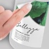 Eine Hand zieht ein Etikett von einer Flasche ab.