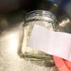 Etiketten mit wasserlöslichem Klebstoff entfernen