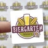 Das Bild zeigt einen Logoaufkleber in eigener Form für ein Biergarten-Restaurant.