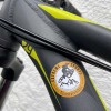 Ein Logosticker klebt auf einem Fahrrad-Rahmen.