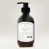 Kosmetiketikett klebt auf einer Bodylotion und man sieht die Rückseite.