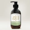 Kosmetiketikett klebt auf einer Bodylotion und man sieht die Vorderseite.