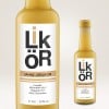 Bedrucktes Produktetikett klebt auf einer Eierlikör-Flasche. Eine Flasche ist im Vordergrund und eine im Hintergrund zu sehen.