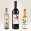 Drei Flaschen mit Etiketten sind zu sehen: Essigflasche, Weinflasche und Likörflasche.