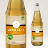 Apfelsaftetiketten sind auf zwei Flaschen zu sehen.