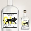 Bedrucktes Produktetikett klebt auf einer Gin-Flasche. Eine Flasche ist im Vordergrund und eine im Hintergrund zu sehen.