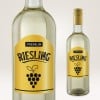 Bogenform-Aufkleber in gelber Farbe mit Auschrift Riesling klebt auf einer Weinflasche.