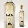 Transparentes Etikett auf einer Essig-Flasche zu sehen.