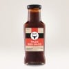 Ein Etikett klebt auf einer BBQ-Flasche.
