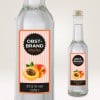 Obstbrand Etikett klebt auf einer Schnapsflasche.