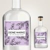 Bedrucktes Produktetikett klebt auf einer Gin-Flasche. Eine Flasche ist im Vordergrund und eine im Hintergrund zu sehen.