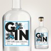 Bedrucktes Produktetikett klebt auf einer Gin-Flasche. Eine Flasche ist im Vordergrund und eine im Hintergrund zu sehen.