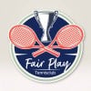 Ein Sticker in Freiform, der zwei Tennisschläger und einen Pokal zeigt, sowie die Aufschrift Fair Play enthält. Der Sticker kann als Vereinsaufkleber genutzt werden.