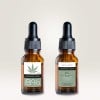Zwei kleine Fläschen mit CBD-Öl Etiketten mit Vorder- und Rückseite sind zu sehen.