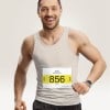 Auf dem Sportshirt eines Mannes klebt ein Aufkleber mit der Startnummer.