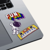 Bedruckte Laptop Sticker kleben auf einem Laptop.