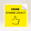Quadratischer Wahl-Aufkleber mit der Aufschrift "Deine Stimme zählt" in gelber Farbe.