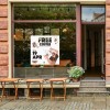 Im Schaufenster klebt ein Fensteraufkleber mit der Info Free Coffee.
