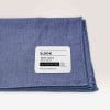 Ein Stoffmuster mit einem Textiletikett, mit Preisangabe Produktnummer und Maßangabe
