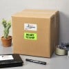 Auf einem Paket kleben 2 Paketetiketten. Eins mit einem Barcode und eins auf dem "Ready to Ship" steht.