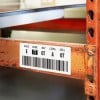 Auf einem Regal klebt ein Barcode-Etikett.