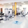 In einem Fitnessstudio klebt ein rechteckiger Bodenaufkleber am Boden. Darauf steht "Ausgang" und ein Pfeil zeigt in die Richtung des Ausgangs.