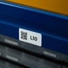 Das Bild zeigt ein Regal, das mit einem QR-Code beschriftet ist.