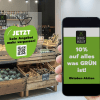 Bild zeigt einen QR-Code-Aufkleber im Bioladen, der mit einem Handy gescannt wird.