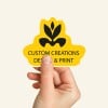 Eine Hand hält einen Freiform-Sticker.