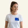 Eine Dame trägt ein Namensetikett im Sommer Stil 