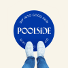 Zwei Füße stehen auf einem blauen Bodenaufkleber mit Aufschrift Poolside.