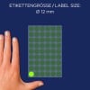 Das Bild zeigt eine Hand neben einem Blatt mit runden grünen Etiketten, das eine Etikettengröße von 12 mm angibt. Ein Etikett ist gelb hervorgehoben.