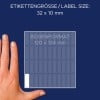 Das Bild zeigt eine Hand neben einem Etikettenbogen mit den Maßen 32 x 10 mm und einer Gesamtabmessung des Bogens von 120 x 134 mm.