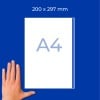 Hand neben A4-Blatt-Mockup auf blauem Hintergrund mit 200 × 297 mm Etikett?
