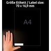 Das Bild zeigt eine Hand neben einem Größenleitfaden für Etiketten, der die Abmessungen von 70 x 16,9 mm angibt. Dies ist auf einem schwarzen Hintergrund mit dem Text 'A4' und 'Größe Etikett / Label size' deutlich dargestellt.