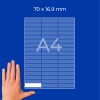 Hand neben A4-Etikett über blauem Raster mit den Abmessungen 70 x 16,9 mm?